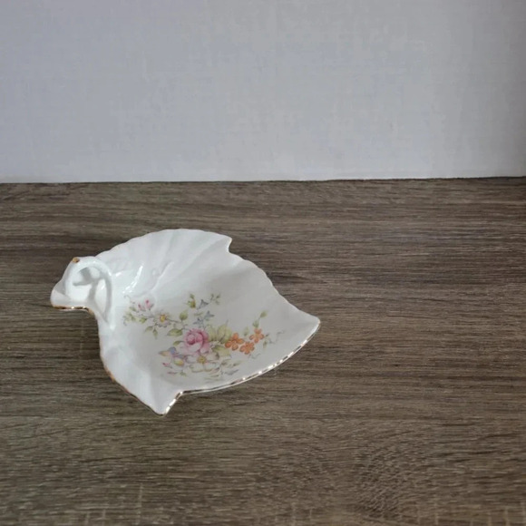 Leaf  shaped trinket dish - Picture 2 of 6